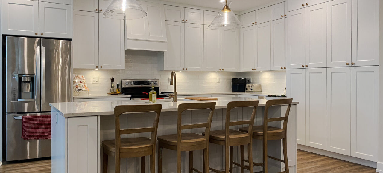 Dream White RTA In-Stock kitchen cabinets & crisp cabinetry design in Cloverdale, Surrey, BC.
