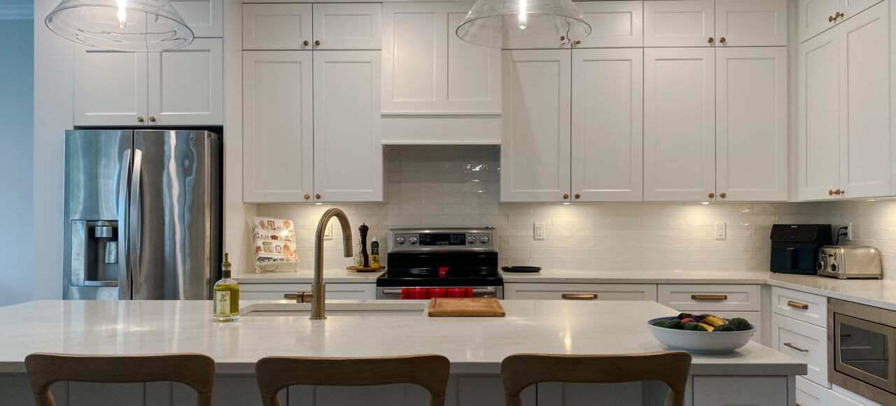 Dream White RTA In-Stock kitchen cabinets with island seating & abundant natural lighting in Cloverdale, Surrey, BC.