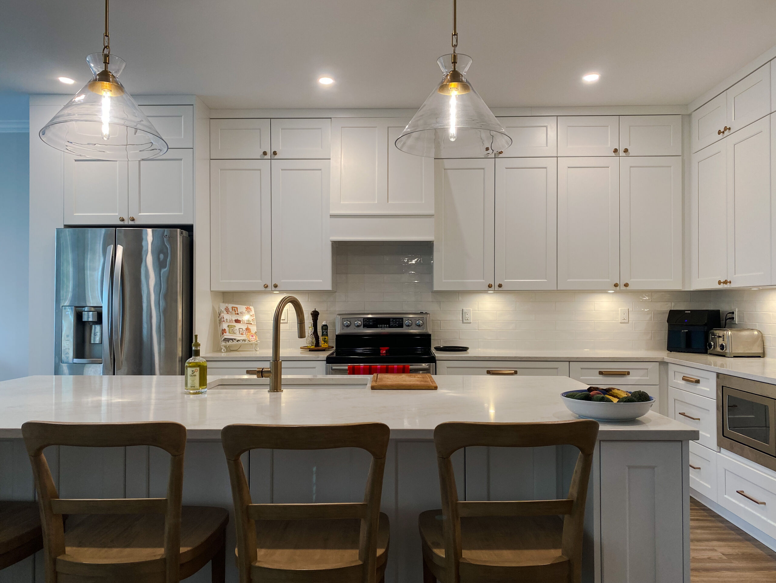 Dream White RTA In-Stock kitchen cabinets with island seating & abundant natural lighting in Cloverdale, Surrey, BC.