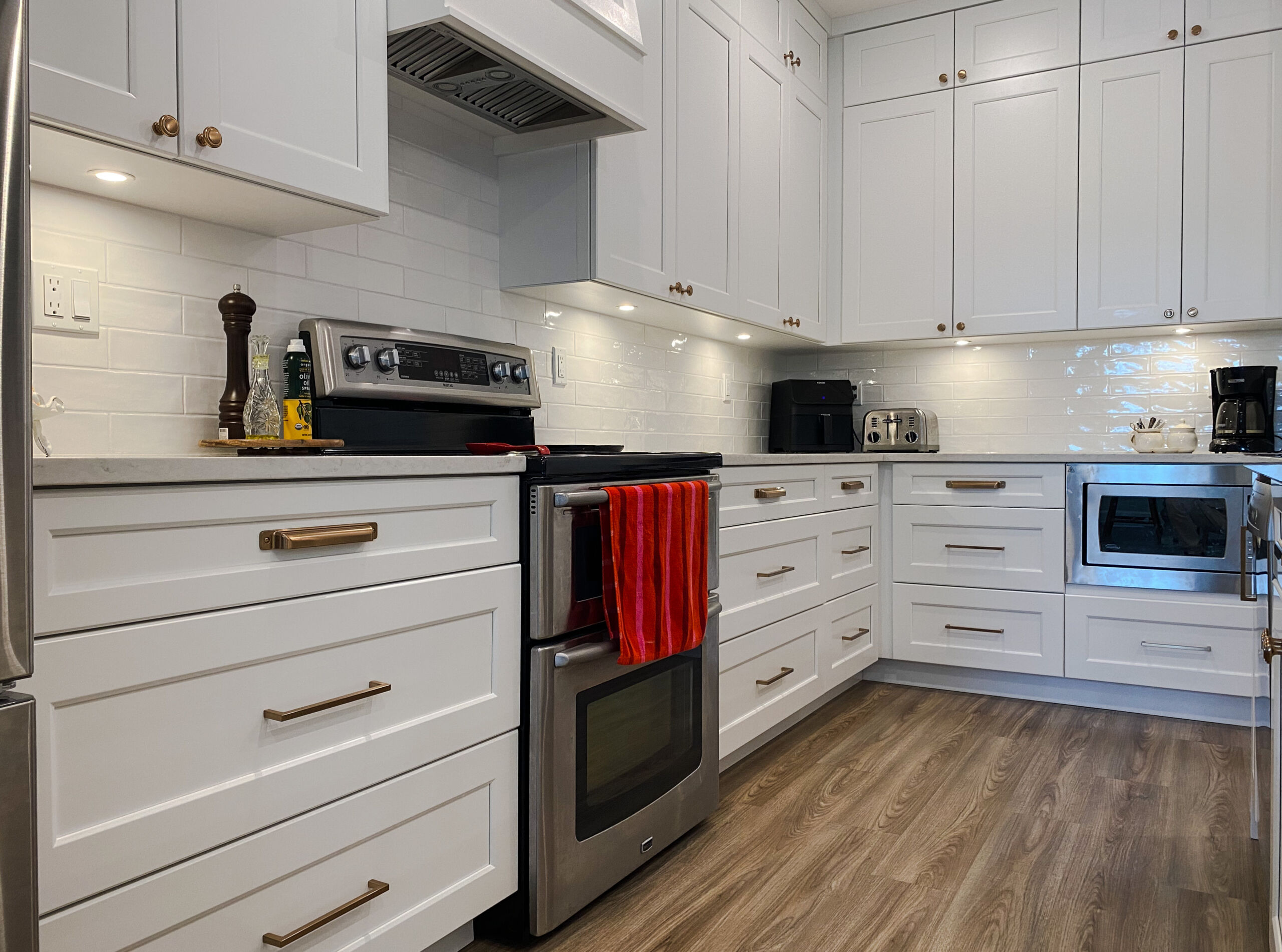 Dream White RTA In-Stock kitchen cabinets for family home & contemporary hardware accents in Cloverdale, Surrey, BC.