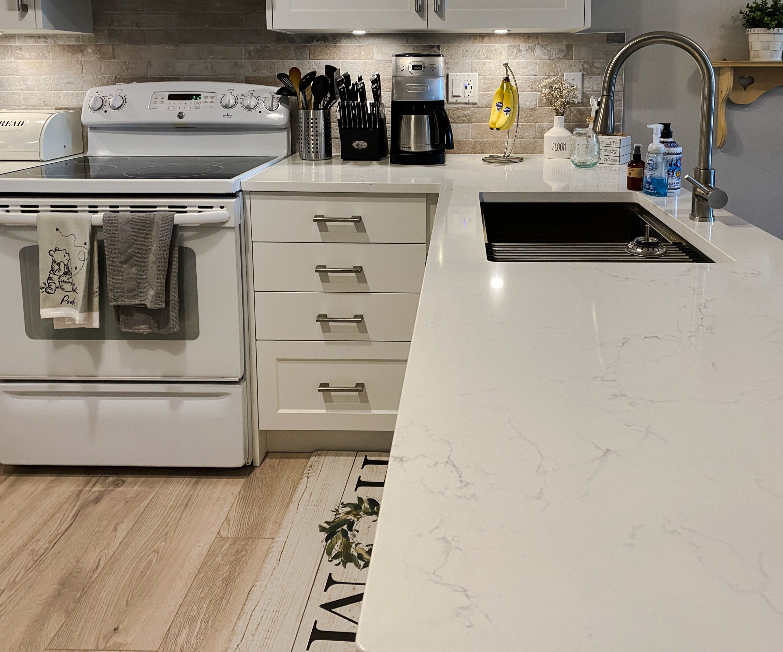 Vicostone Misterio Quartz Kitchen Countertop & spacious peninsula in Fleetwood, Surrey, BC.