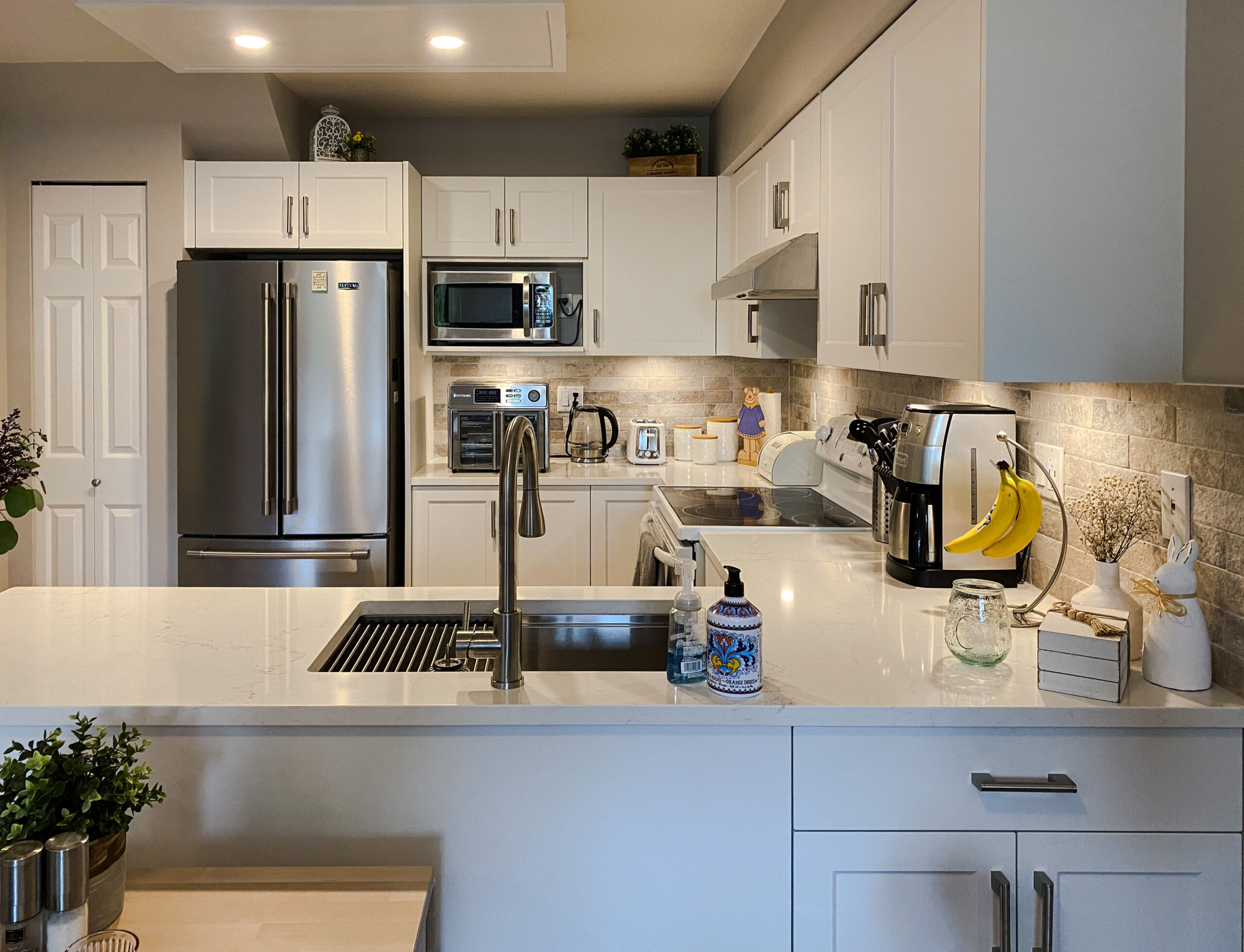 White Shaker Custom Kitchen Cabinet & durable quartz surfaces in Fleetwood, Surrey, BC.