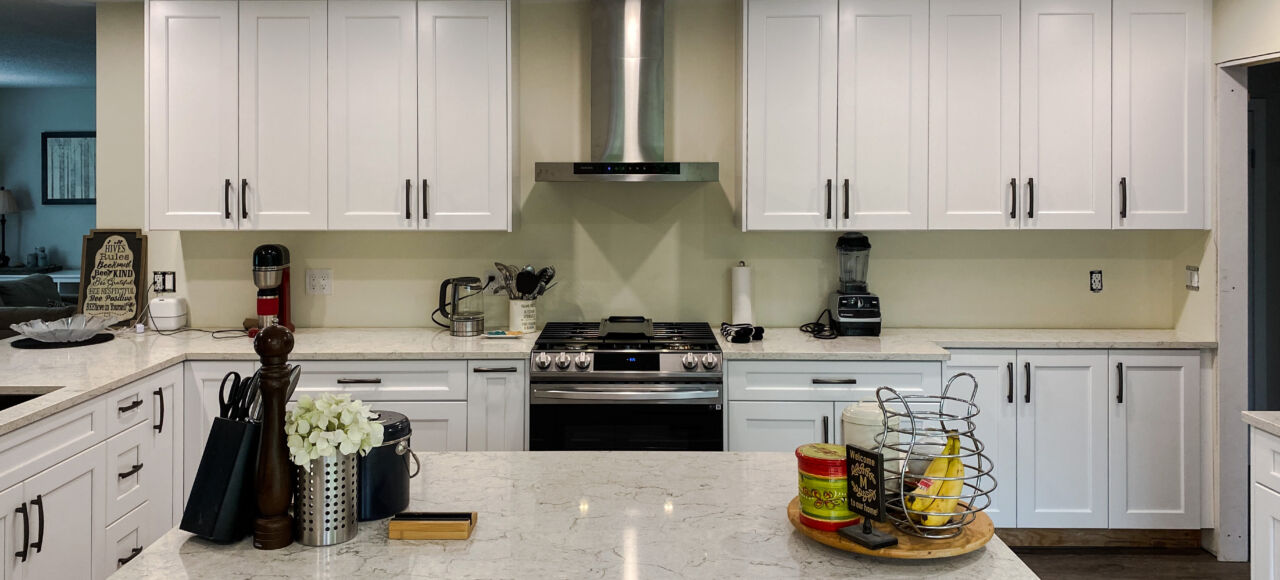 Shaker White RTA In-stock Kitchen Cabinet & crisp cabinetry design in Langley City, BC.