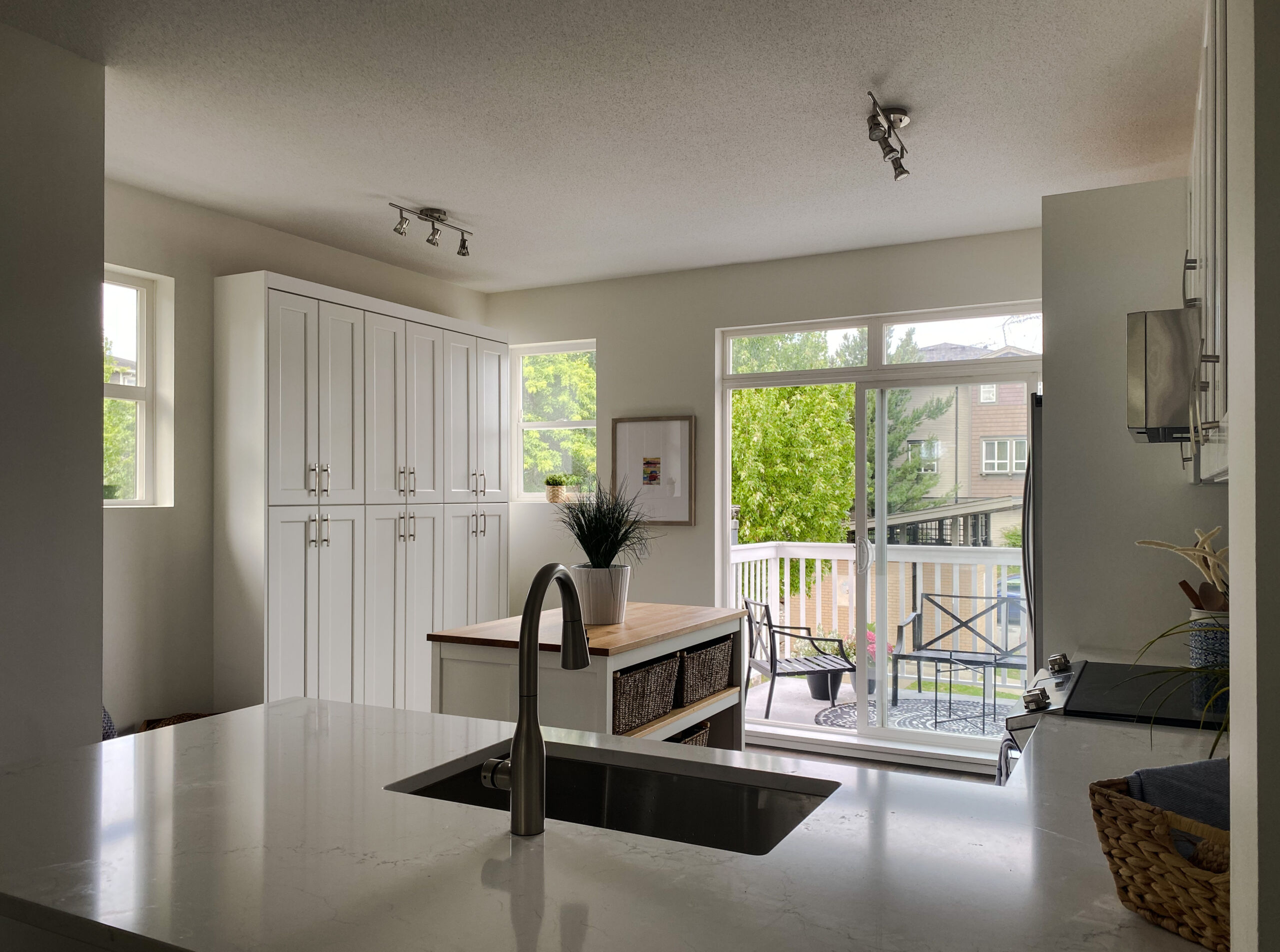 Affordable Kitchen & contemporary hardware accents in Morgan Heights, South Surrey, BC.