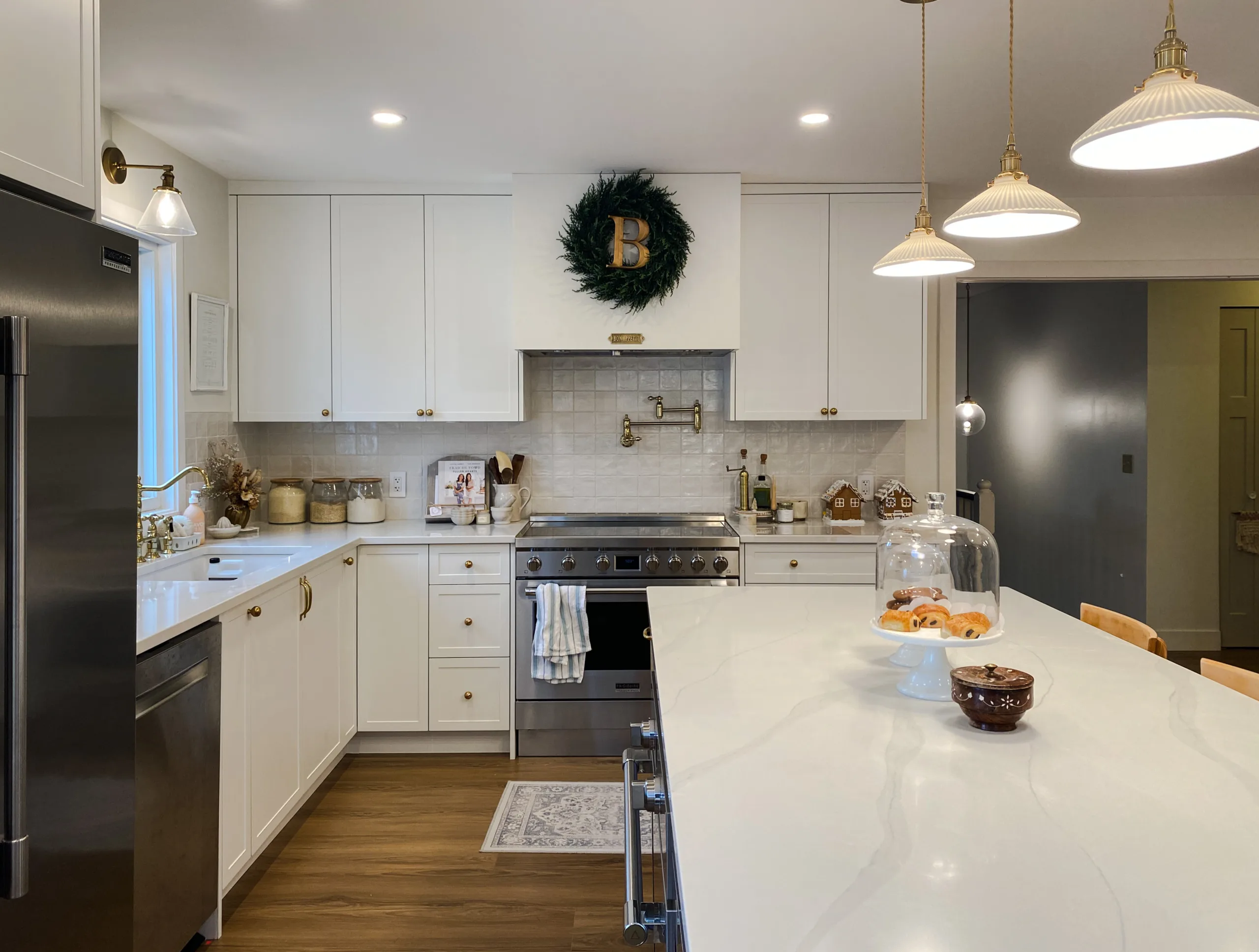White Shaker Kitchen Cabinets & contemporary hardware accents in Guildford, Surrey, BC.