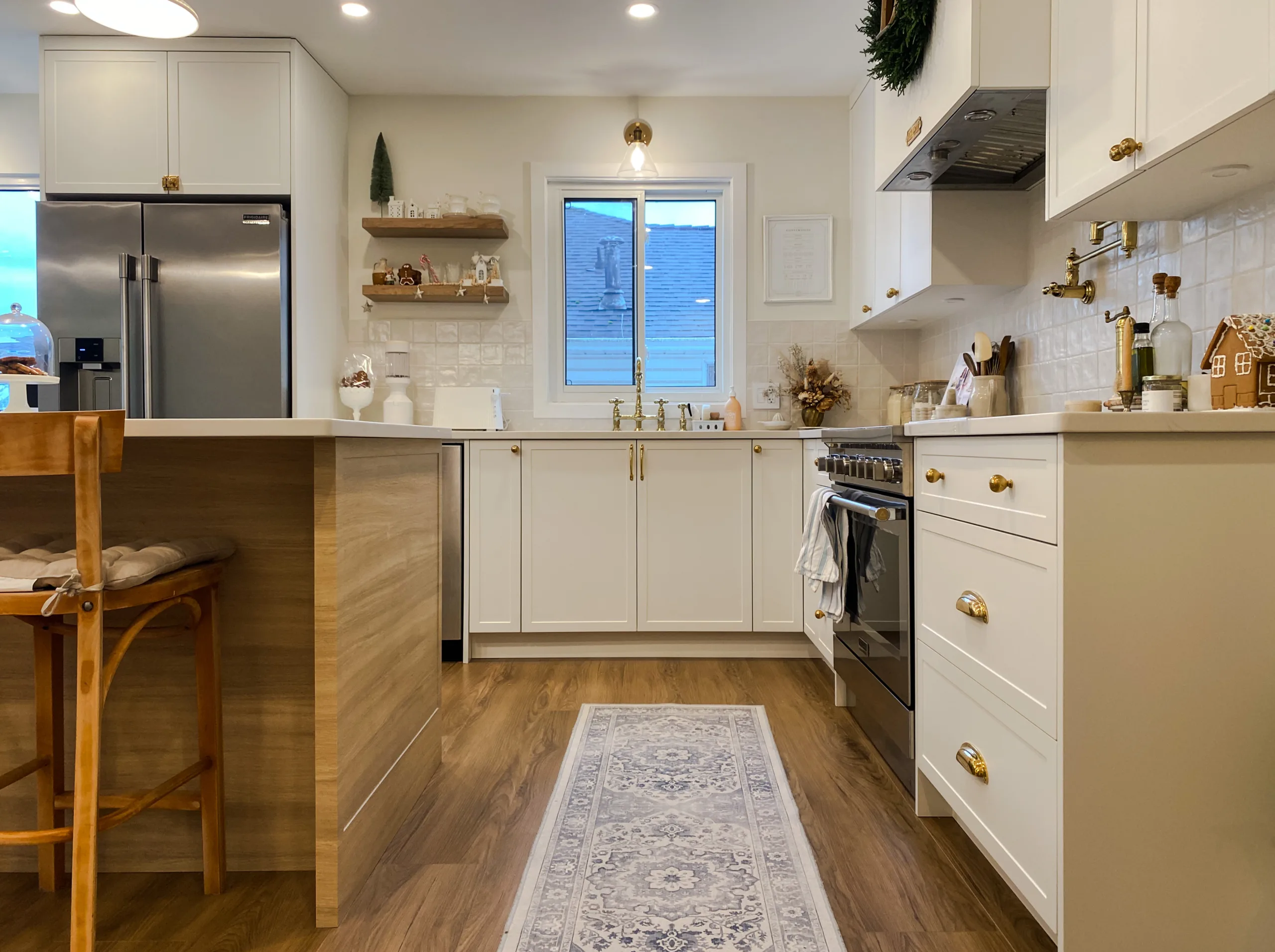 Contemporary Kitchen Cabinets & abundant natural lighting in Guildford, Surrey, BC.