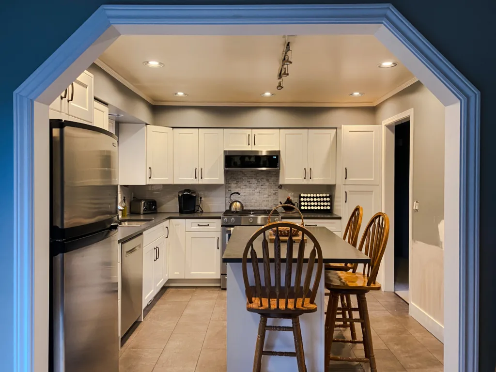 RTA In-Stock Kitchen Cabinets & crisp cabinetry design in Newton, Surrey, BC.