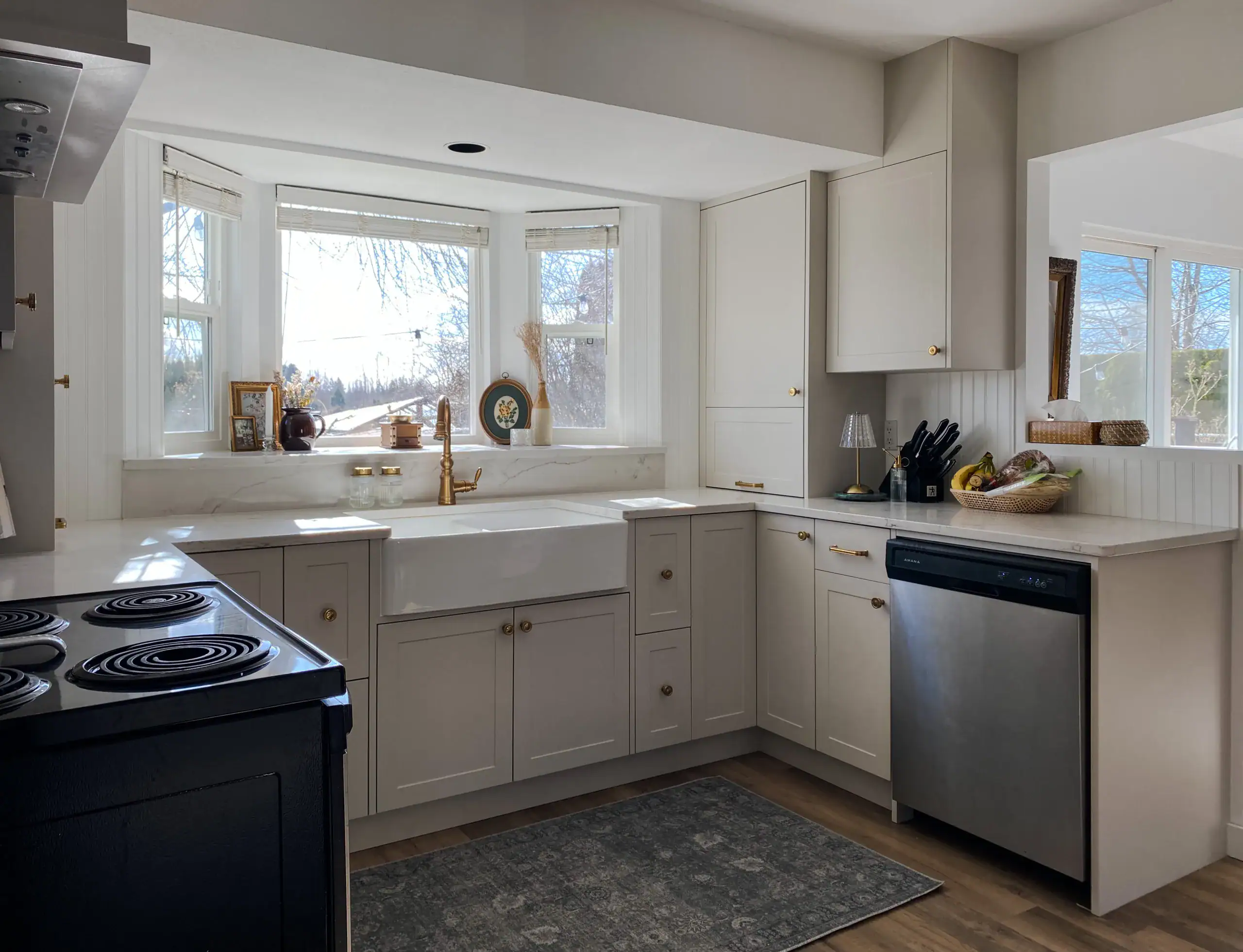 Shaker Style Kitchen Cabinets & contemporary hardware accents in Aldergrove, Langley Township, BC.
