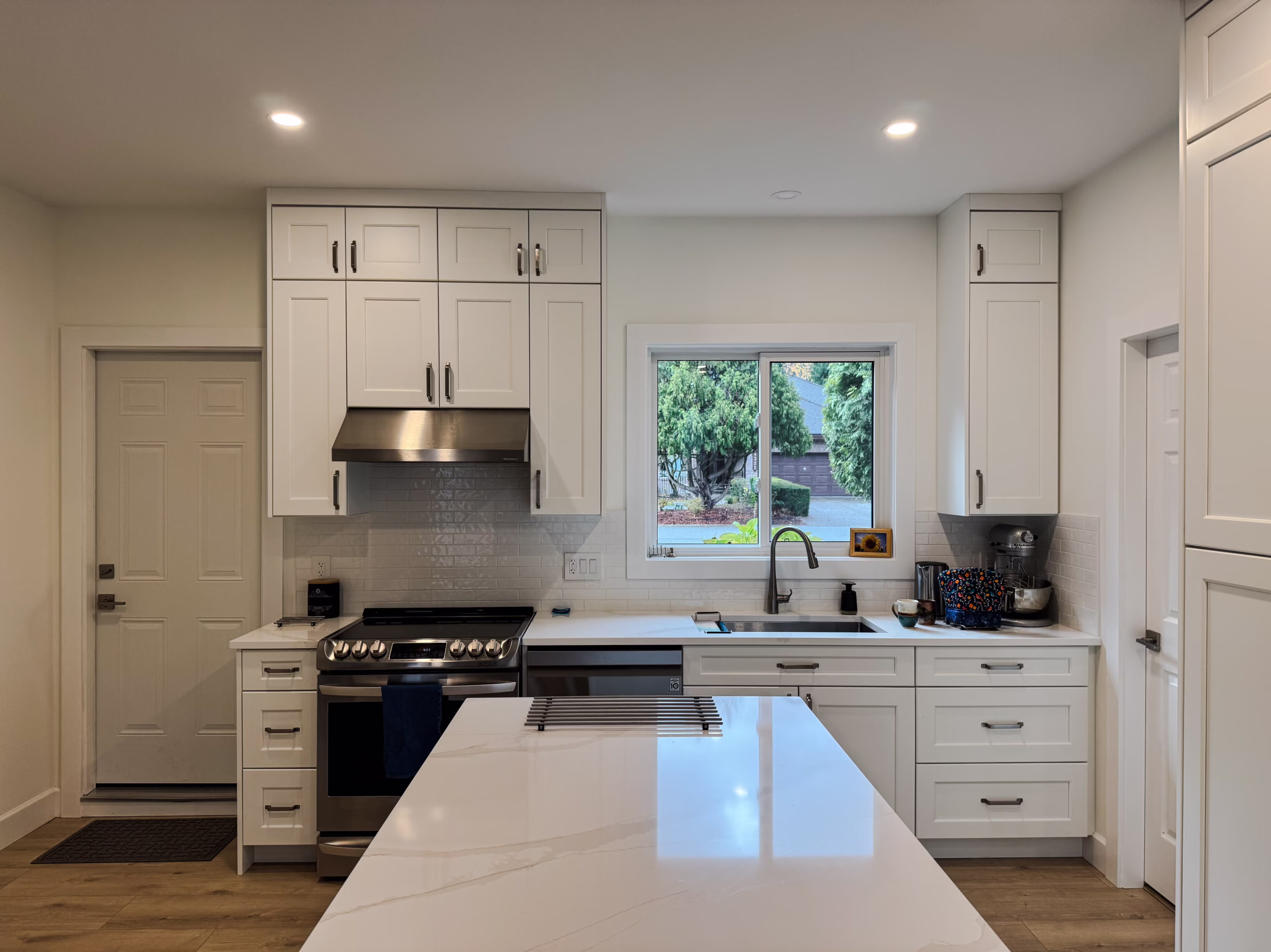 RTA In-Stock Cabinets & durable quartz surfaces in Elgin, Surrey, BC.