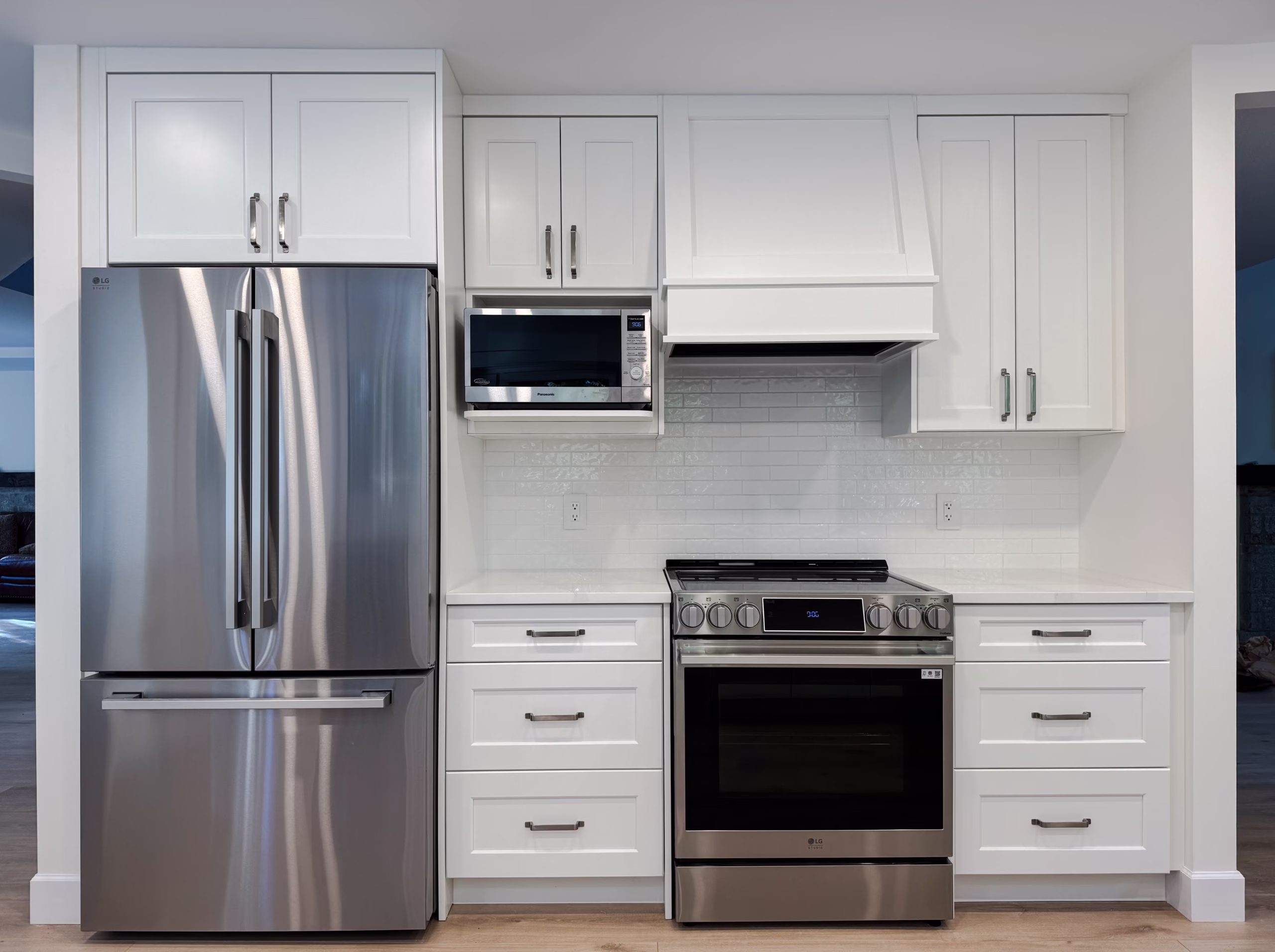 Dream Series RTA Kitchen Cabinets & contemporary hardware accents in Elgin, Surrey, BC.