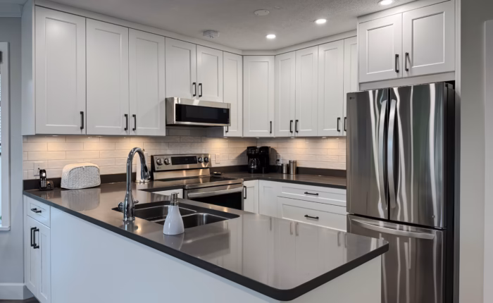 South Surrey kitchen with Dream White Shaker cabinets, peninsula sink and stainless steel appliances in Sunnyside Park.